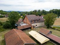 Prodej bývalého hostince se dvěma byty a rozsáhlým pozemkem 11 766 m² – Chroustovice, část obce Poděčely (okres Chrudim) - DJI_0143.jpg