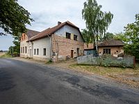Prodej bývalého hostince se dvěma byty a rozsáhlým pozemkem 11 766 m² – Chroustovice, část obce Poděčely (okres Chrudim) - DSC_3077.jpg