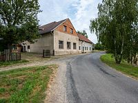 Prodej bývalého hostince se dvěma byty a rozsáhlým pozemkem 11 766 m² – Chroustovice, část obce Poděčely (okres Chrudim) - DSC_3078.jpg