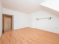 Výjimečné bydlení v centru Pardubic: Byt 2+1 s vlastním dvorem, parkováním a 2 balkony - Sladkovskeho-105.jpg
