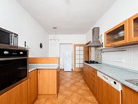 Výjimečné bydlení v centru Pardubic: Byt 2+1 s vlastním dvorem, parkováním a 2 balkony - Sladkovskeho-108.jpg