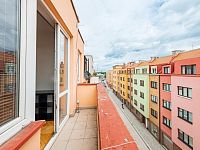Výjimečné bydlení v centru Pardubic: Byt 2+1 s vlastním dvorem, parkováním a 2 balkony - Sladkovskeho-124.jpg