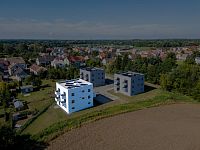 Úsporná novostavba bytu 2+kk s rekuperací, předokenními žaluziemi, oplocenou předzahrádkou (36 m2) a FVE – Lázně Bohdaneč - DJI_0164-Edit.jpg