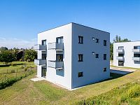 Úsporná novostavba bytu 2+kk s rekuperací, předokenními žaluziemi, oplocenou předzahrádkou (36 m2) a FVE – Lázně Bohdaneč - DJI_0166.jpg