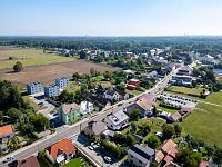 Úsporná novostavba bytu 2+kk s rekuperací, předokenními žaluziemi, balkonem, FVE – Lázně Bohdaneč - DJI_0170.jpg