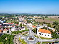 Úsporná novostavba bytu 2+kk s rekuperací, předokenními žaluziemi, balkonem, FVE – Lázně Bohdaneč - DJI_0171.jpg