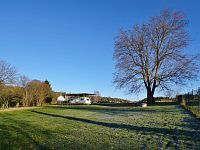 STARÉ NESPEŘICE, STAVEBNÍ POZEMEK 1790 m² S KARAVANEM