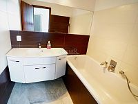 Exkluzivní pronájem prostorného bytu 3+1 s lodžií, Říčany – ul. Plynární - Koupelna