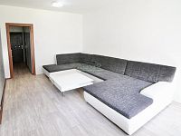 Exkluzivní pronájem prostorného bytu 3+1 s lodžií, Říčany – ul. Plynární - Obývací pokoj