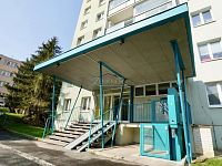 Exkluzivní pronájem prostorného bytu 3+1 s lodžií, Říčany – ul. Plynární - Pohled na vchod domu