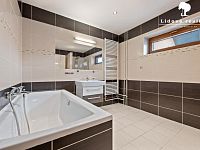 Rodinný dům 6+1 s velkou zahradou a bazénem, Baška - P1898925.jpg