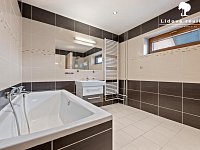 Rodinný dům 6+1 s velkou zahradou a bazénem, Baška - P1898925.jpg
