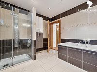 Rodinný dům 6+1 s velkou zahradou a bazénem, Baška - P1898930.jpg
