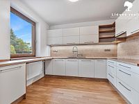 Rodinný dům 6+1 s velkou zahradou a bazénem, Baška - P1898967.jpg