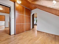 Rodinný dům 6+1 s velkou zahradou a bazénem, Baška - P1899063.jpg