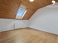 Rodinný dům 6+1 s velkou zahradou a bazénem, Baška - P1899074.jpg