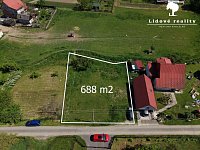 Prodej stavebního pozemku 688 m2  Dolní Lomná - dron.jpg