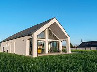 Novostavba RD 4+kk Deblín s pozemkem 7.362 m2 - dům zezadu2.jpg