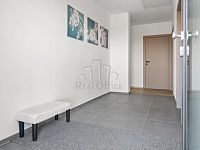 Novostavba RD 4+kk Deblín s pozemkem 7.362 m2 - vstupní chodba.jpg