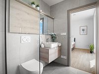 Novostavba RD 4+kk Deblín s pozemkem 7.362 m2 - koupelna se sprch.koutem u ložnice.jpg