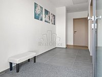 Novostavba RD 4+kk Deblín s pozemkem 7.362 m2 - vstupní chodba.jpg