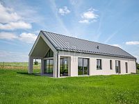 Novostavba RD 4+kk Deblín s pozemkem 7.362 m2 - dům z boku.jpg