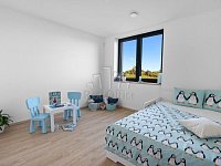 Novostavba RD 4+kk Deblín s pozemkem 7.362 m2 - dětský pokoj.jpg