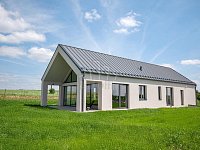 Novostavba RD 4+kk Deblín s pozemkem 7.362 m2 - dům z boku.jpg