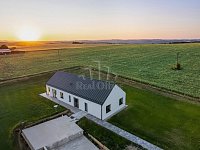 Novostavba RD 4+kk Deblín s pozemkem 7.362 m2 - dům zepředu.jpg