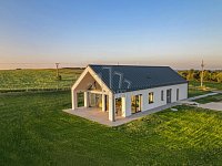 Novostavba RD 4+kk Deblín s pozemkem 7.362 m2 - dům zezadu.jpg