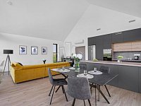 Novostavba RD 4+kk Deblín s pozemkem 7.362 m2 - obývací pokoj s kk4.jpg