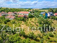 Jedinečný svahovitý pozemek 1159 m², Maršov – klid a výhledy