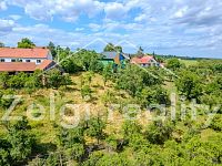 Jedinečný svahovitý pozemek 1159 m², Maršov – klid a výhledy