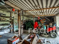 Prostorný areál s halami a pozemky, kde můžete hned stavět - Menší garáž