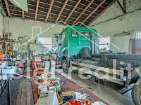 Prostorný areál s halami a pozemky, kde můžete hned stavět - Velká garáž