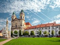 Stavební pozemek 1 346 m² s otevřeným výhledem – Valtice - Valtice_náměstí_celek_s_kostelem_1.jpg