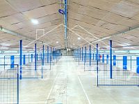 Výrobní a skladová hala se 4 kancelářemi, rampami a sociálním zázemím - 2 260 m²