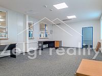 Výrobní a skladová hala se 4 kancelářemi, rampami a sociálním zázemím - 2 260 m² - DJI_0609-HDR-Enhanced-NR.jpg