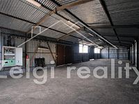 Pronájem skladové / výrobní haly 220 m² – 2 rampy, čelní nájezd, 380 V