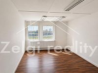 Břeclav – Kancelářské prostory 228 m² v zabezpečeném areálu - 5ae7563e-ac64-49fc-9883-6f1dd5100932.jpg