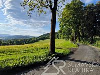 STAVEBNÍ POZEMEK NA OKRAJI KAŠPERSKÝCH HOR S NÁDHERNÝM VÝHLEDEM NA ŠUMAVU - 1747587650908.jpg