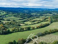 STAVEBNÍ POZEMEK NA OKRAJI KAŠPERSKÝCH HOR S NÁDHERNÝM VÝHLEDEM NA ŠUMAVU - DJI_20241007135513_0095_D.jpg