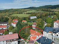 GOTICKÝ MĚŠTANSKÝ DŮM SE ZAHRADOU-BLÍZKO MALEBNÉHO NÁMĚSTÍ  –  KAŠPERSKÉ HORY - DJI_1.jpg