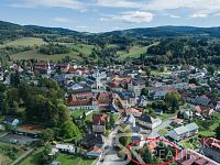 GOTICKÝ MĚŠTANSKÝ DŮM SE ZAHRADOU-BLÍZKO MALEBNÉHO NÁMĚSTÍ  –  KAŠPERSKÉ HORY - DJI_2.jpg