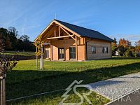NOVOSTAVBA S GARÁŽÍ - VÝJIMEČNĚ PŘÍVĚTIVÉ MÍSTO NA ÚBOČÍ JAVORNÍKU–ROHANOV, CENTRÁLNÍ ŠUMAVA