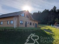 NOVOSTAVBA S GARÁŽÍ - VÝJIMEČNĚ PŘÍVĚTIVÉ MÍSTO NA ÚBOČÍ JAVORNÍKU–ROHANOV, CENTRÁLNÍ ŠUMAVA - PXL_20251014_140709041.jpg