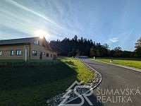 NOVOSTAVBA S GARÁŽÍ - VÝJIMEČNĚ PŘÍVĚTIVÉ MÍSTO NA ÚBOČÍ JAVORNÍKU–ROHANOV, CENTRÁLNÍ ŠUMAVA