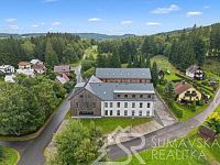 KOMFORTNĚ PLNĚ ZAŘÍZENÝ PROSVĚTLENÝ BYT V NOVÉM DOMĚ – JAVORNÁ – CHKO ŠUMAVA - dron 1.jpg