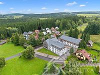 KOMFORTNĚ PLNĚ ZAŘÍZENÝ PROSVĚTLENÝ BYT V NOVÉM DOMĚ – JAVORNÁ – CHKO ŠUMAVA - dron.jpg