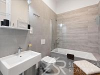 KOMFORTNĚ PLNĚ ZAŘÍZENÝ PROSVĚTLENÝ BYT V NOVÉM DOMĚ – JAVORNÁ – CHKO ŠUMAVA - koupelna 2.jpg